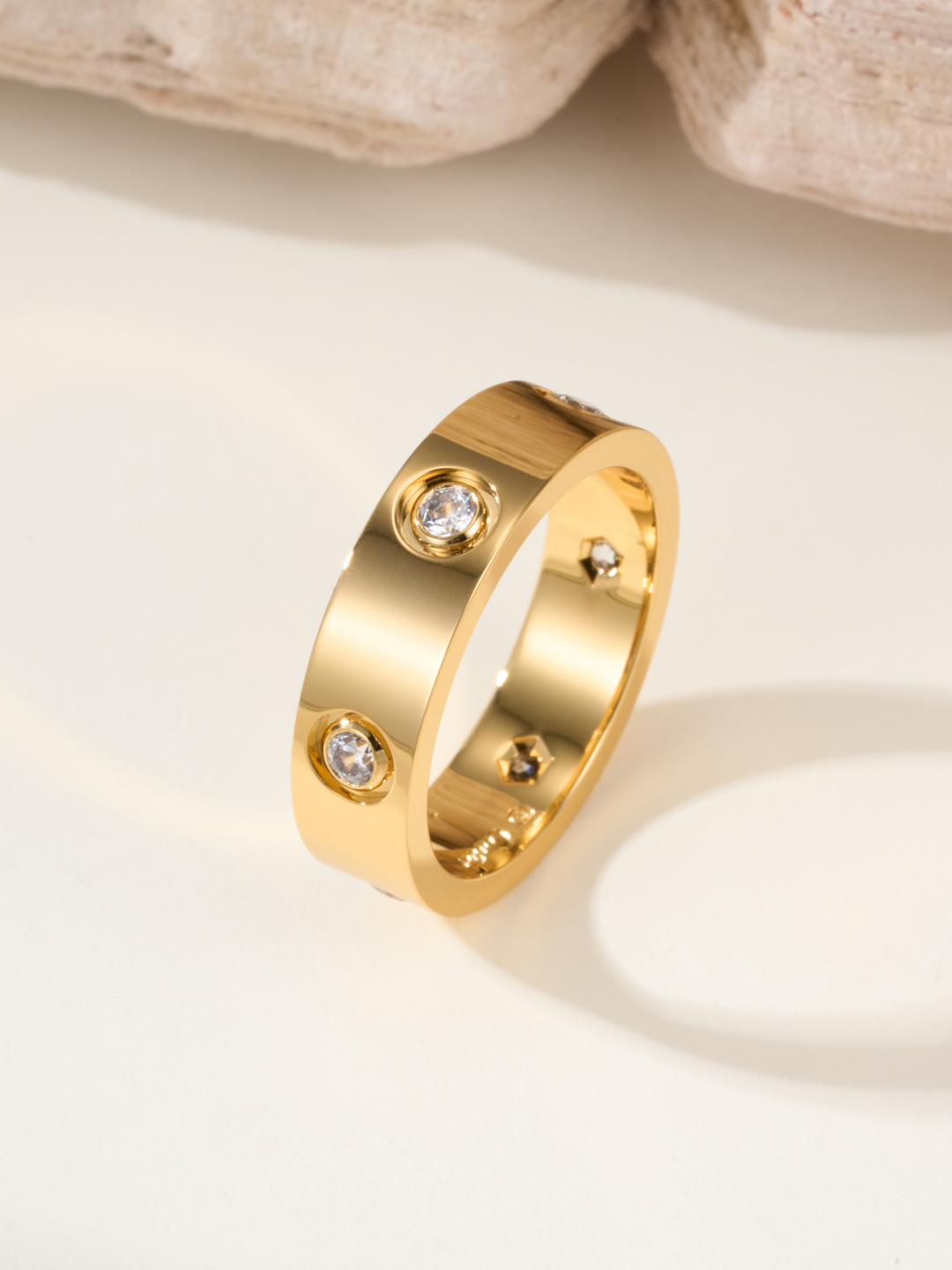 
奢品推荐 love 宽版六钻love对戒💍（尺寸56789美号）
✨现在的情侣十有八九都会选择love