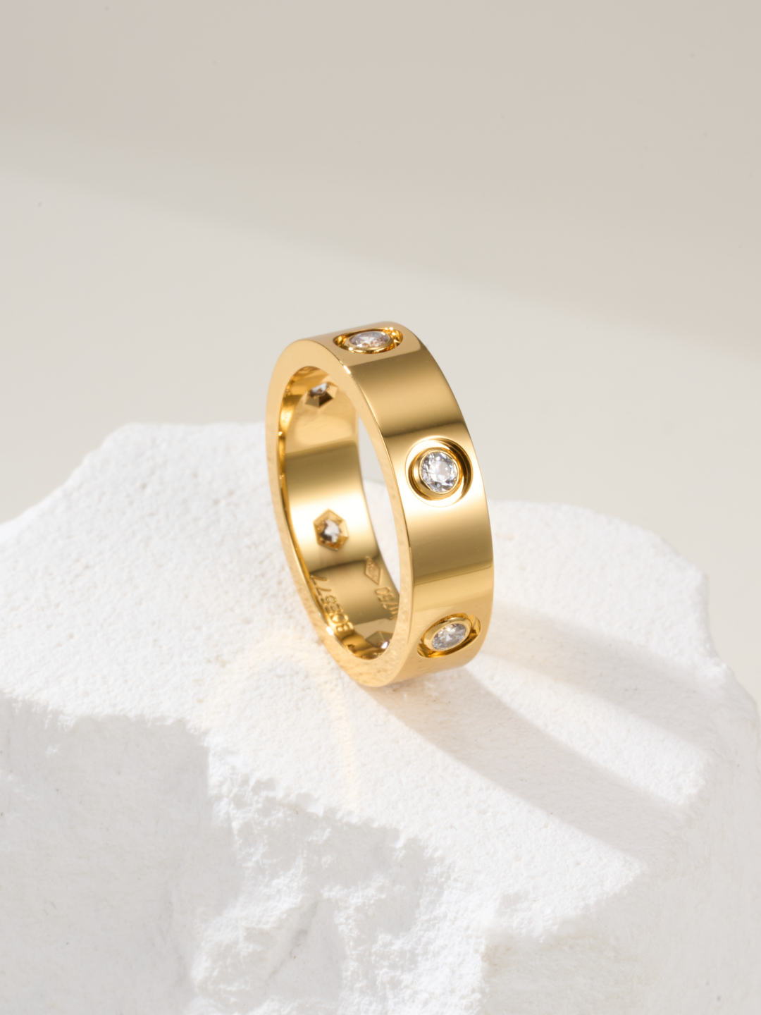 
奢品推荐 love 宽版六钻love对戒💍（尺寸56789美号）
✨现在的情侣十有八九都会选择love