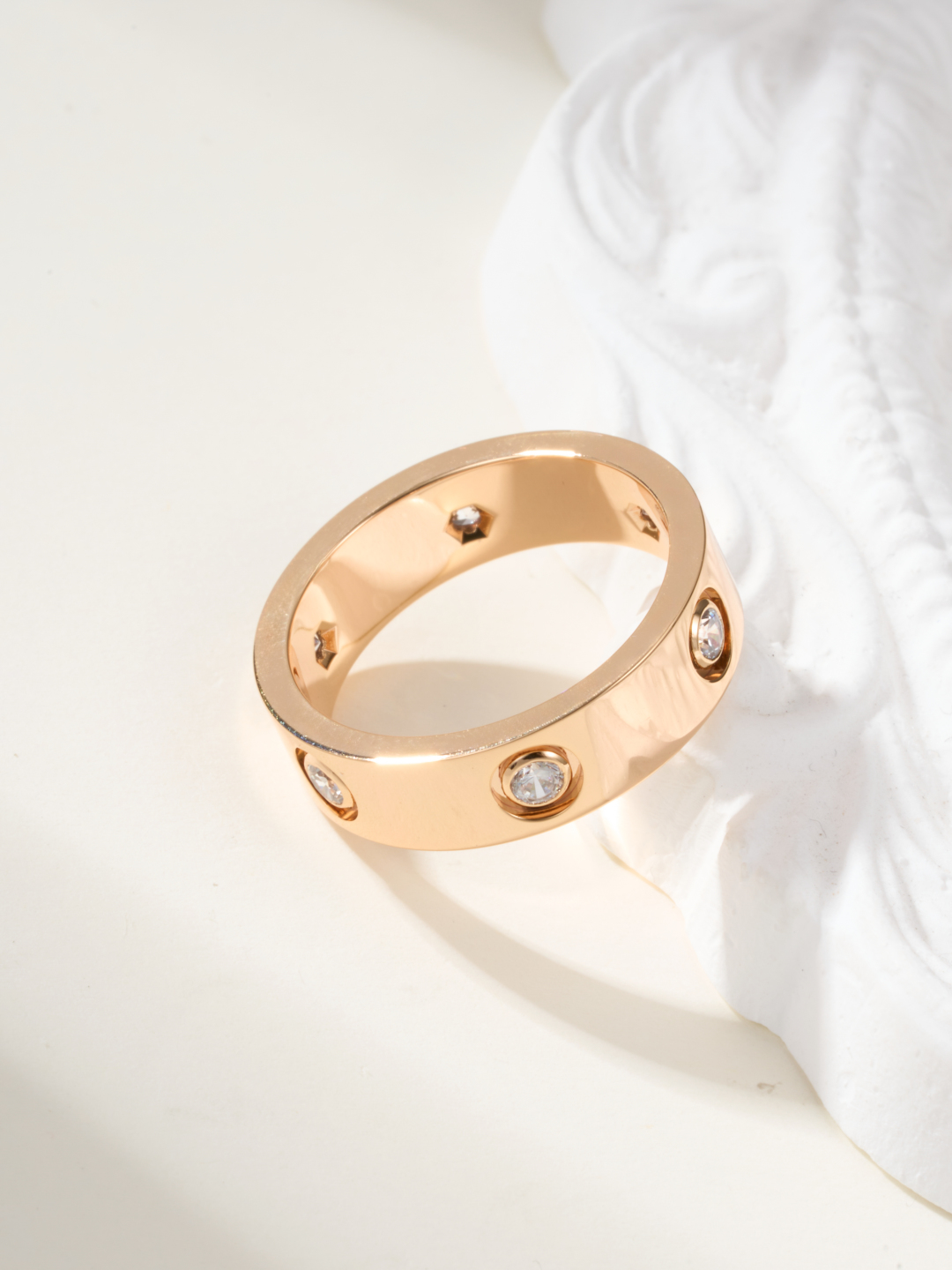 
奢品推荐 love 宽版六钻love对戒💍（尺寸56789美号）
✨现在的情侣十有八九都会选择love