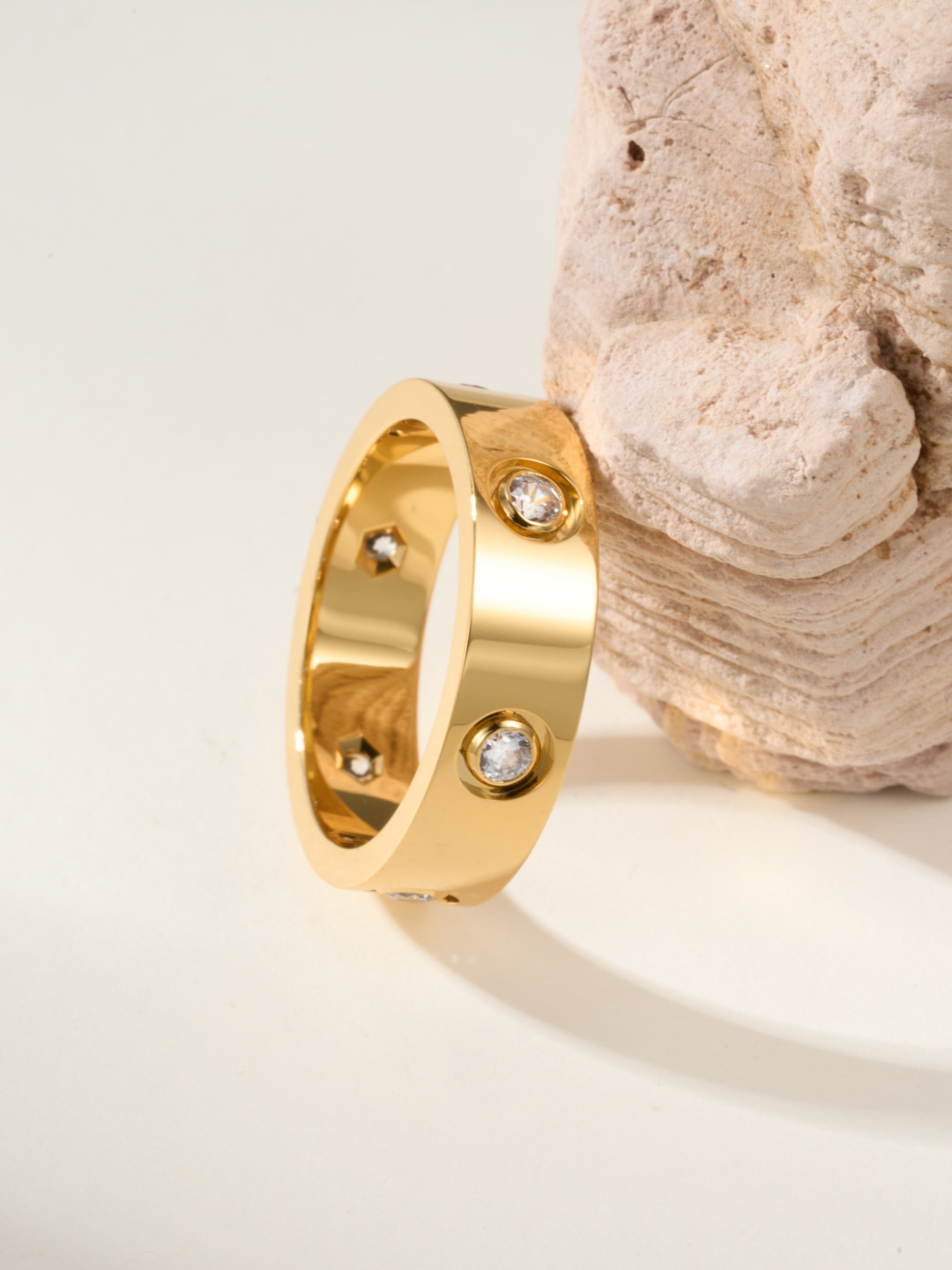 
奢品推荐 love 宽版六钻love对戒💍（尺寸56789美号）
✨现在的情侣十有八九都会选择love