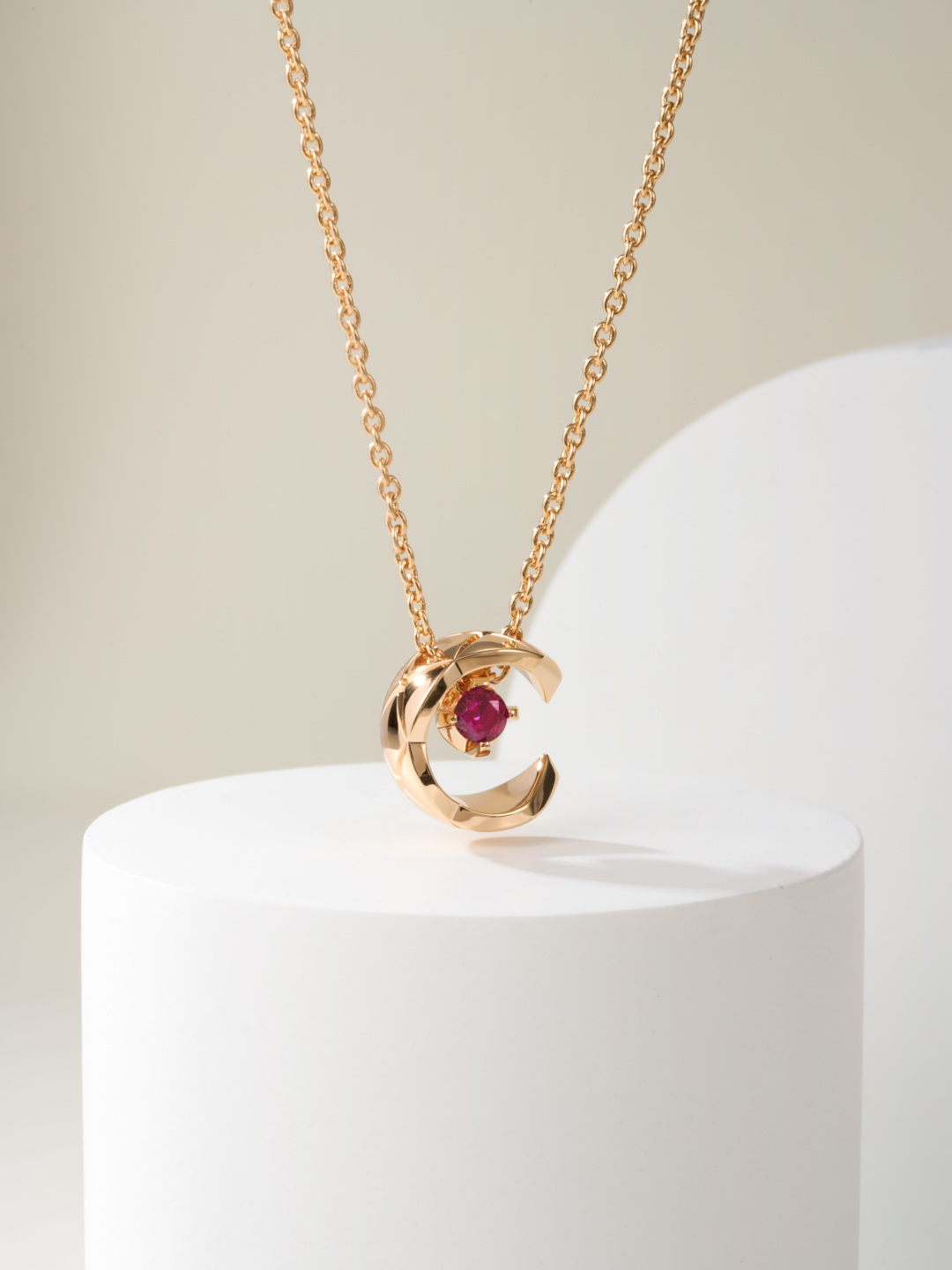 NO:114442,COCO CRUSH diamond necklace We make one-to-one version, which is consistent with all the details of zp!  Including the grooves on the inner wall of the necklace, it will look very textured visually. We polished the necklace as a whole, and the texture is super good. The diamond pattern on the outer circle is carved with the hardest diamond knife to form a gradient effect. Many of them are flush on the market, and this process is very difficult!  We use imported CNC fine engraving machine for fine engraving, which is very exquisite!  It is made of imported silicon titanium diamond inlay, which is super shining!  Claws are firmly held tightly, so don't worry about falling stones, jewelry quality, necklace19860909COCO CRUSH菱格钻石项链 我们做的是zp一对一版,和zp所有细节达到一致！包括项链内壁的凹槽,视觉上会显得很有质感,我们对项链整体进行3抛光,质感超级好外圈层的菱格纹是用最坚硬的钻石刀雕刻形成渐变的效果,市面很多都是齐平的,这个工艺难度非常高！我们采用进口CNC精雕机精雕,非常精致！采用进口硅钛料钻石镶嵌,超级闪耀！爪子牢牢扣住,不必担心掉石,饰品精品,necklace,Jewelry