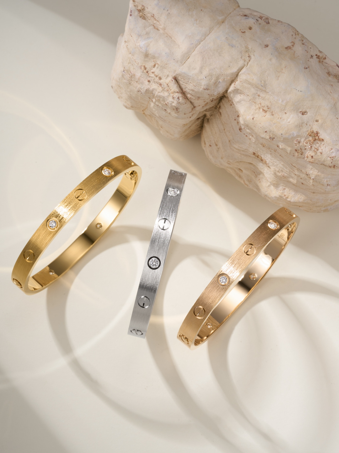 NO:721194,88400, the wide version of the four-diamond brushed bracelet (sizes 16, 17, 18, and 19) is completely made according to the Z fine carving process. The wide version has a more complicated process than the narrow version. Each half needs to be super symmetrical, and a slight deviation will cause it to go astray. The five-axis CNC machine is used to carve the mold and is installed by hand by the master craftsman in the factory. The exquisite polishing needs to reflect light like a mirror, and every screw position must be clear and transparent.  Love’s classic four-diamond bracelet has been re-invented and has reached the top craftsmanship on the market. A must-see for how to open and wear it♂—,,bracelet,Cardia high-end jewelry1986090988400,宽版四钻拉丝面手镯（尺寸16、17、18、19号） 完全按Z精雕工艺制作而成,宽版较窄版工艺更为复杂,每一半都需要超级对称,稍微一点偏差就会跑偏了. 五轴机CNC精雕制模,由厂里的老师傅纯手工安装,精致的打磨需要像镜子一样反光,每一个螺丝位都要清澈透明. 再次改造的love经典四钻手镯已达到市面顶级工艺了. 打开方式与佩戴方式必看♂—,,bracelet,卡迪亚高端饰品,Jewelry