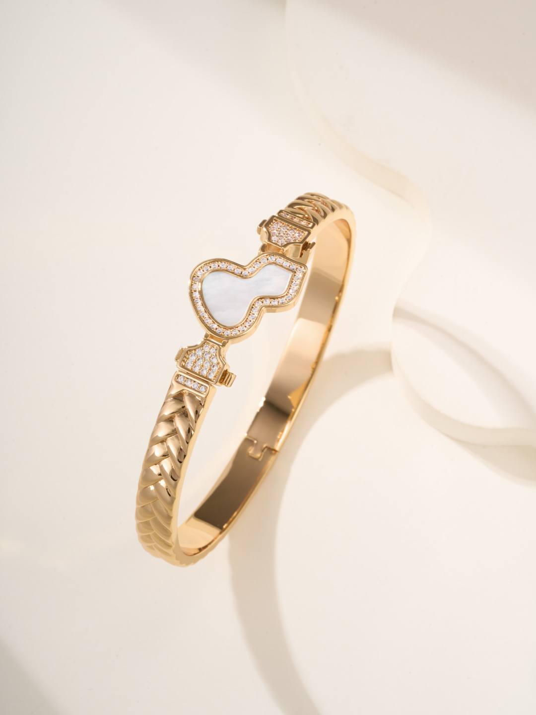 QEelin Wulu Bracelet, Gold Bangle with Diamond Accents - Size 17 4 cmp i1747937483811 492 0 3
