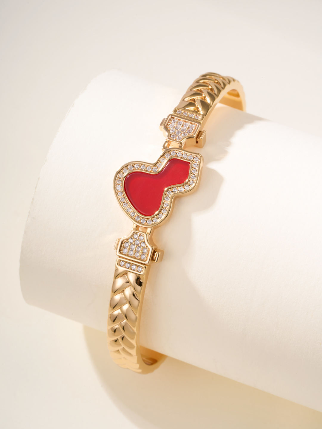 QEelin Wulu Bracelet, Gold Bangle with Diamond Accents - Size 17 5 cmp i1747937483811 5269 0 12