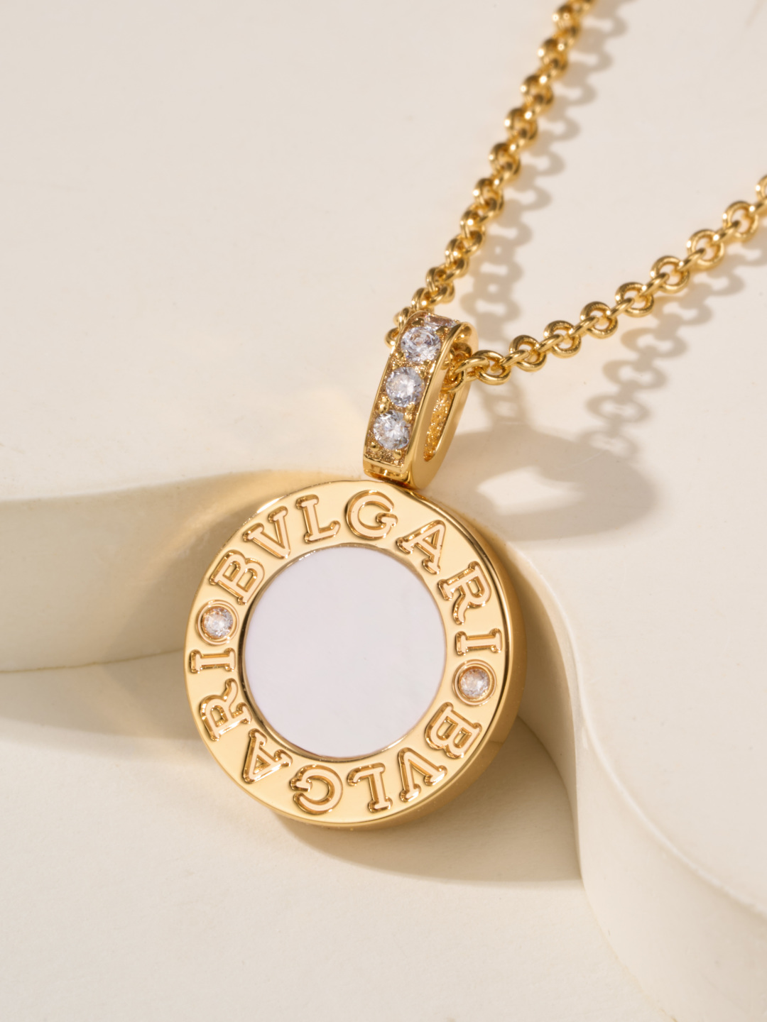 
BV双面钱币黑白贝母项链，双面财富哦哈哈
BB（BVLGARI BVLGARI）系列，其设计灵感源自古