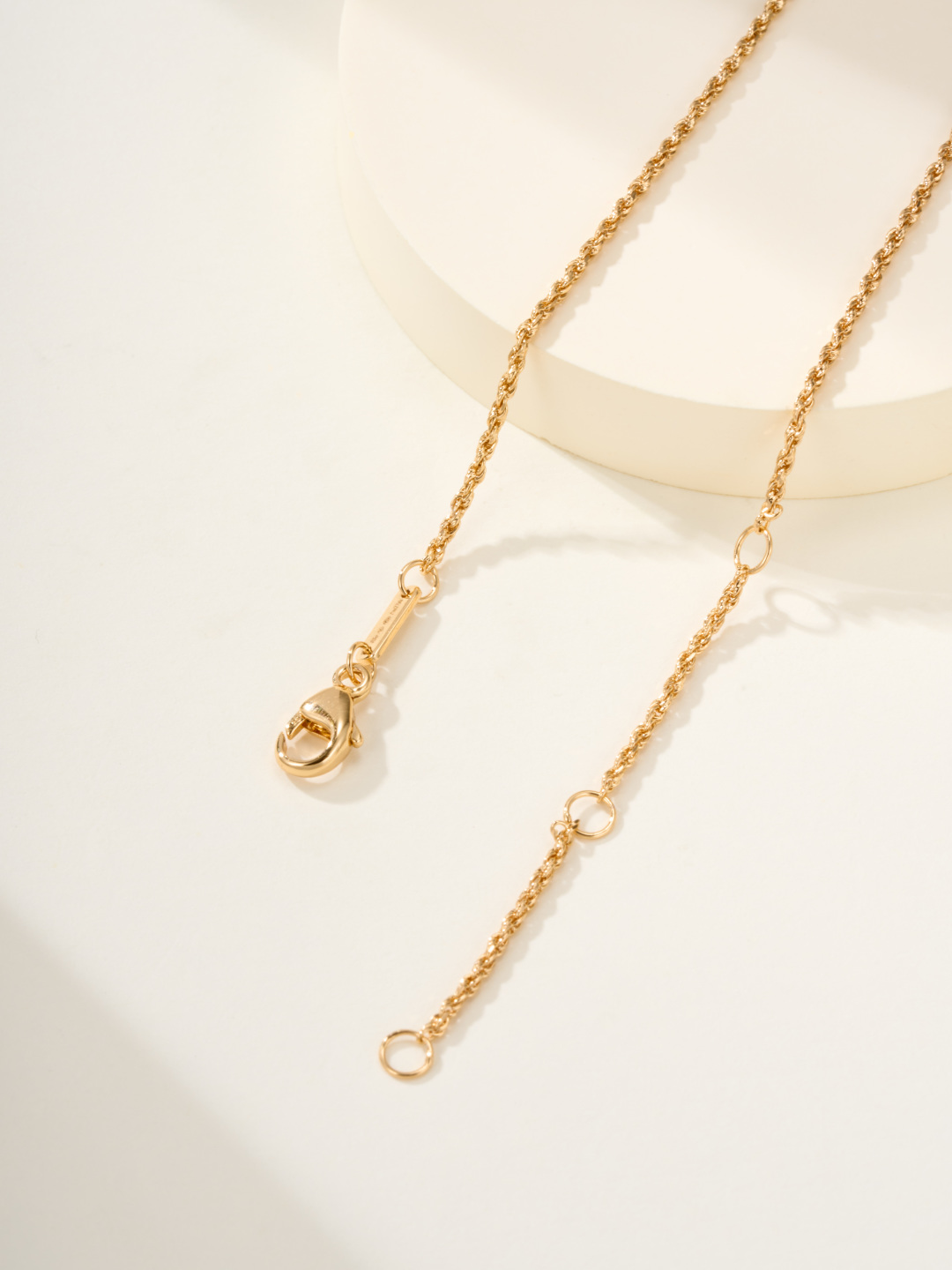
宝诗龙Boucheron|水滴天然石项链，以灵蛇为设计灵感的珠宝盛行一时。 BOUCHERON 宝诗龙