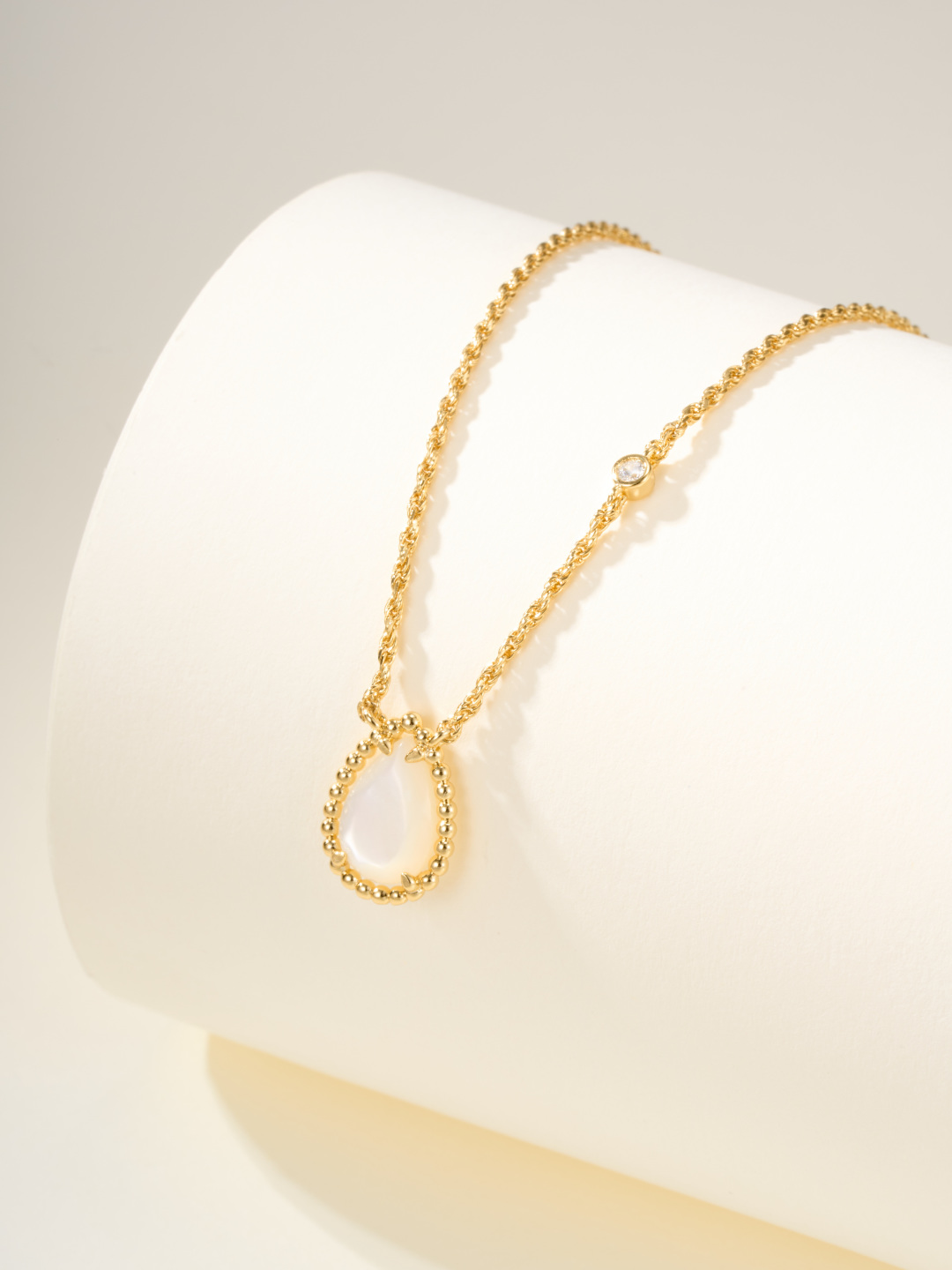 
宝诗龙Boucheron|水滴天然石项链，以灵蛇为设计灵感的珠宝盛行一时。 BOUCHERON 宝诗龙