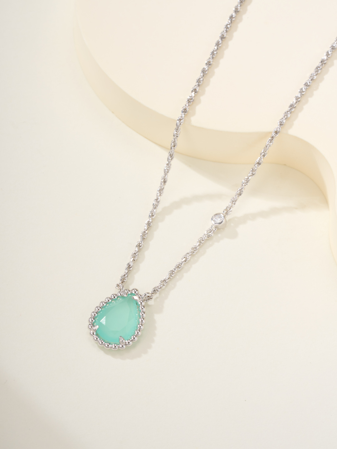 
宝诗龙Boucheron|水滴天然石项链，以灵蛇为设计灵感的珠宝盛行一时。 BOUCHERON 宝诗龙