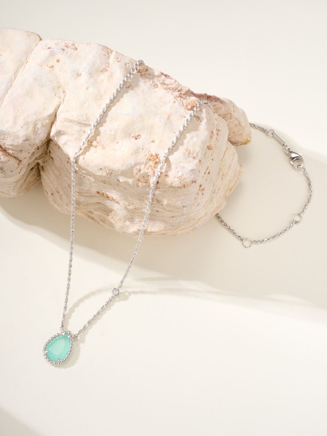 
宝诗龙Boucheron|水滴天然石项链，以灵蛇为设计灵感的珠宝盛行一时。 BOUCHERON 宝诗龙