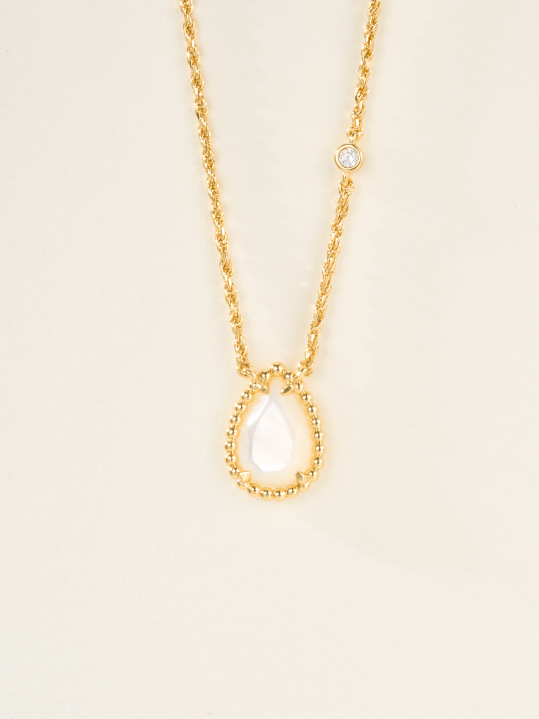 
宝诗龙Boucheron|水滴天然石项链，以灵蛇为设计灵感的珠宝盛行一时。 BOUCHERON 宝诗龙