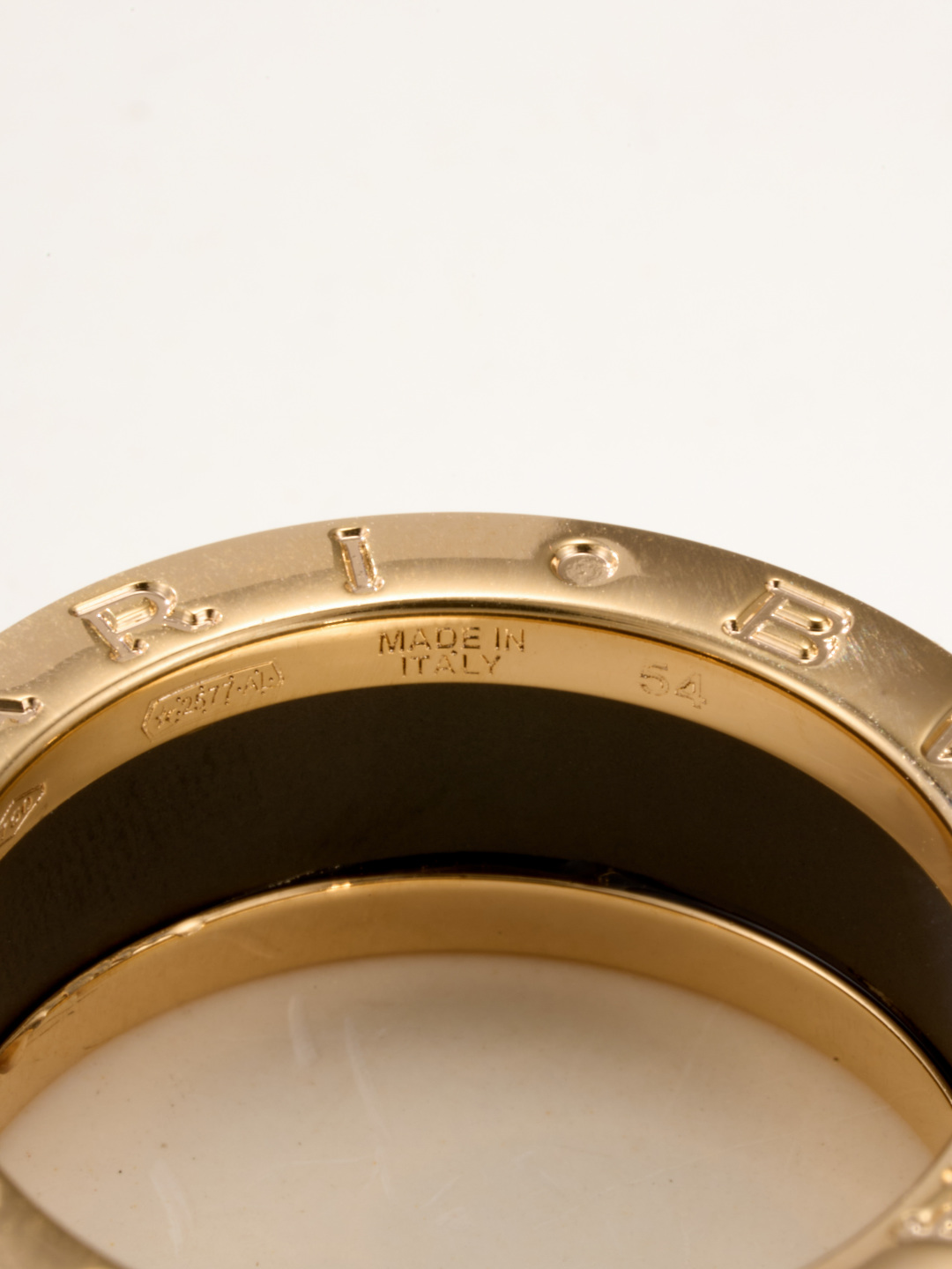 
新款B.ZERO1系列镶嵌哑光黑色陶瓷戒指（尺寸号）CNC精工雕刻工艺，完美复制ZP的每一个细节。
B