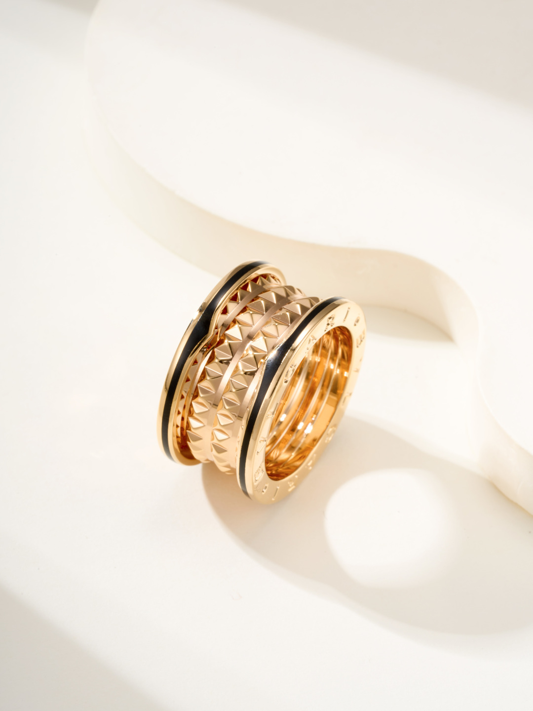 NO:633428,88240, the new model recommends the Roman design, the ring size is 678910, the upper body is very noble, this rivet really sparkles when worn, and it looks like a diamond full of diamonds from a distance!  Instantly in love!  Cool girls must buy this one. It really shines instantly when you put it on. It smells so good~~ All-over V-gold, non-allergenic, long-lasting color retention, highly restored, mainly rose gold, classic but not outdated, style that can be replenished and replenished, engraving by CNC engraving machine, clear text, z one to one, complete steel stamping and engraving, exclusive logo encoding, not afraid of comparison  The most special thing is the design of the rivet in the middle. All the facets are blingbling. It shines brighter than a full diamond under the light. The black ceramic with strong edges goes well with all kinds of clothes. Ring is a high-end jewelry from Cardia.1986090988240,新款推荐罗马设计,戒指尺寸678910号,上身非常高贵气质,这款铆钉戴上真的巨闪 远看有一种满钻的效果！ 瞬间爱了！cool girl一定要买这款 真的戴上瞬间超闪 真香～～ 通体v金,不过敏,保色持久,高度还原,玫瑰金为主,经典不过时,补了又补的款式,cnc精雕机雕刻,字印清晰明了,z一对一,钢印刻字齐全,独家logo编码,不怕对比 最特别的是中间铆钉的设计,各个棱面都blingbling的,在灯光下看比满钻还要闪亮,边缘硬朗的黑陶瓷,搭配各类衣服都很可以,,ring,卡迪亚高端饰品,Jewelry