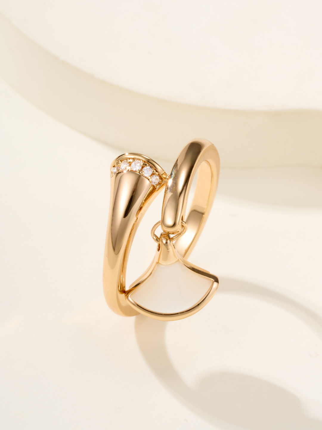 
Divas' Dream 系列玫瑰金💍戒指（尺寸678号）
我们叫它“裙摆戒指”簡直好看瘋了❣️非常顯