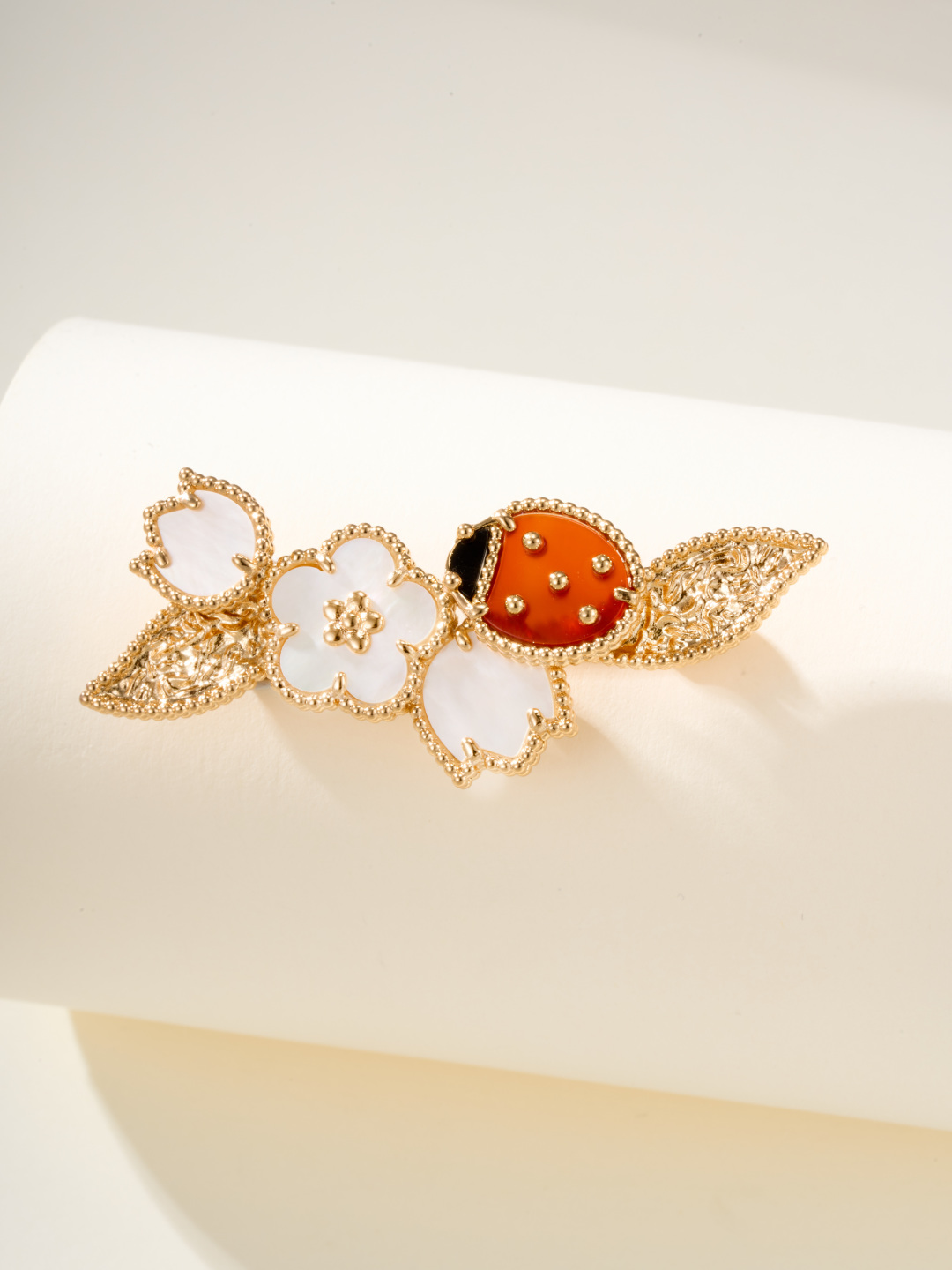 
Lucky Spring系列以瓢虫和花卉主题图案胸针，针采用白金色电镀，完美对版工艺
梵*雅宝将珍视的