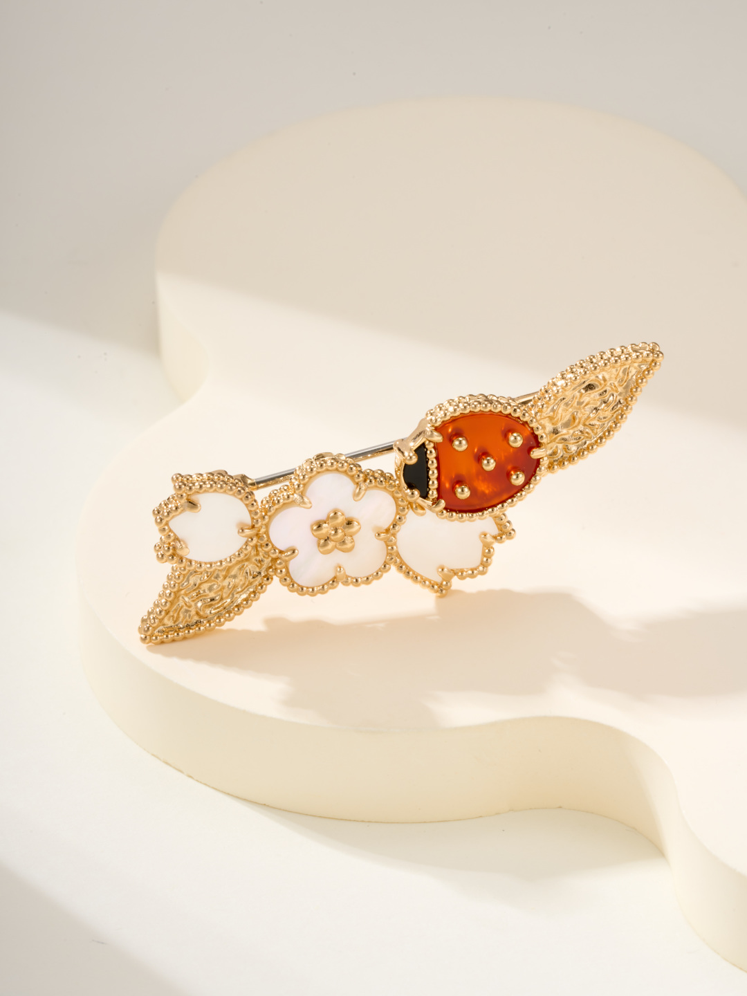 
Lucky Spring系列以瓢虫和花卉主题图案胸针，针采用白金色电镀，完美对版工艺
梵*雅宝将珍视的