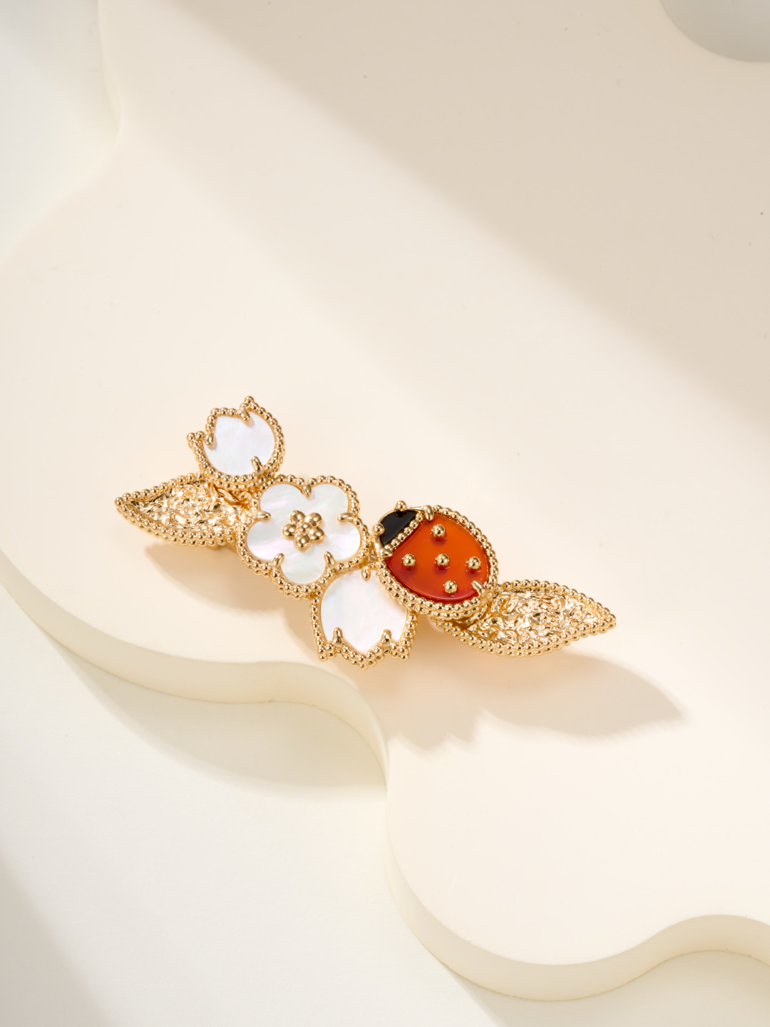 
Lucky Spring系列以瓢虫和花卉主题图案胸针，针采用白金色电镀，完美对版工艺
梵*雅宝将珍视的