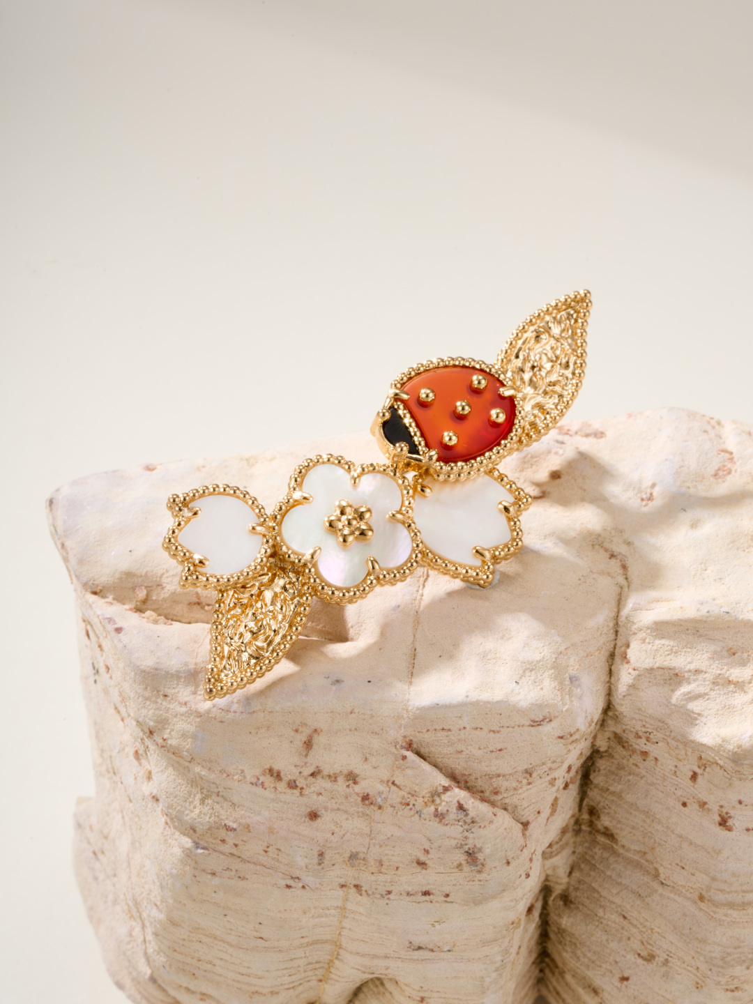 
Lucky Spring系列以瓢虫和花卉主题图案胸针，针采用白金色电镀，完美对版工艺
梵*雅宝将珍视的