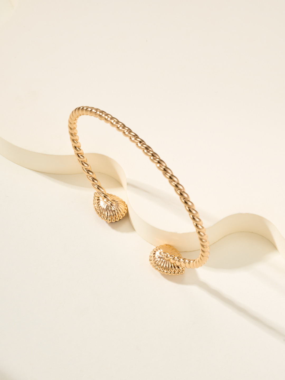 
Boucheron 推出「Serpent Bohème」系列新一季作品，延续极简抽象的水滴形蛇首元素。