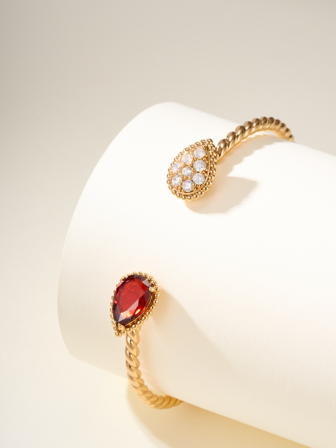 
Boucheron 推出「Serpent Bohème」系列新一季作品，延续极简抽象的水滴形蛇首元素。