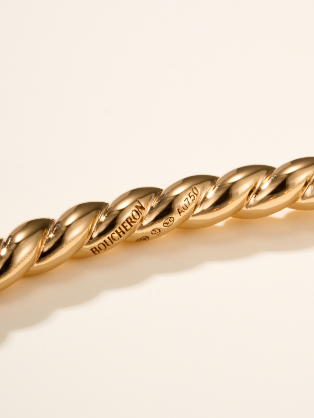 
Boucheron 推出「Serpent Bohème」系列新一季作品，延续极简抽象的水滴形蛇首元素。