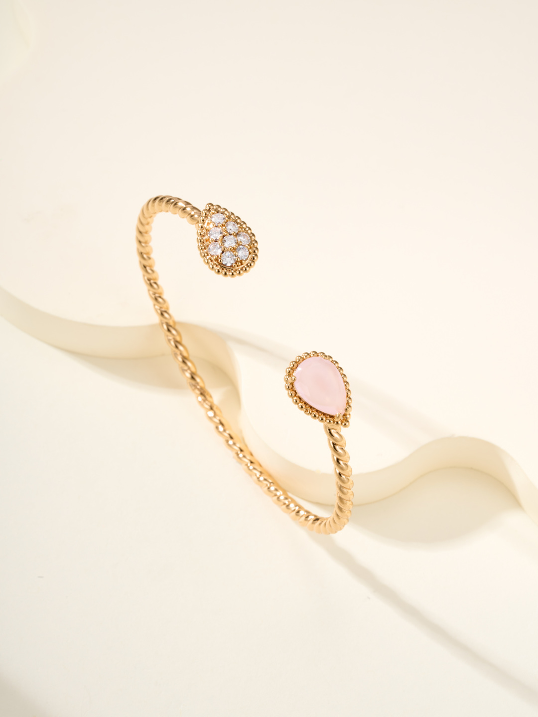 
Boucheron 推出「Serpent Bohème」系列新一季作品，延续极简抽象的水滴形蛇首元素。