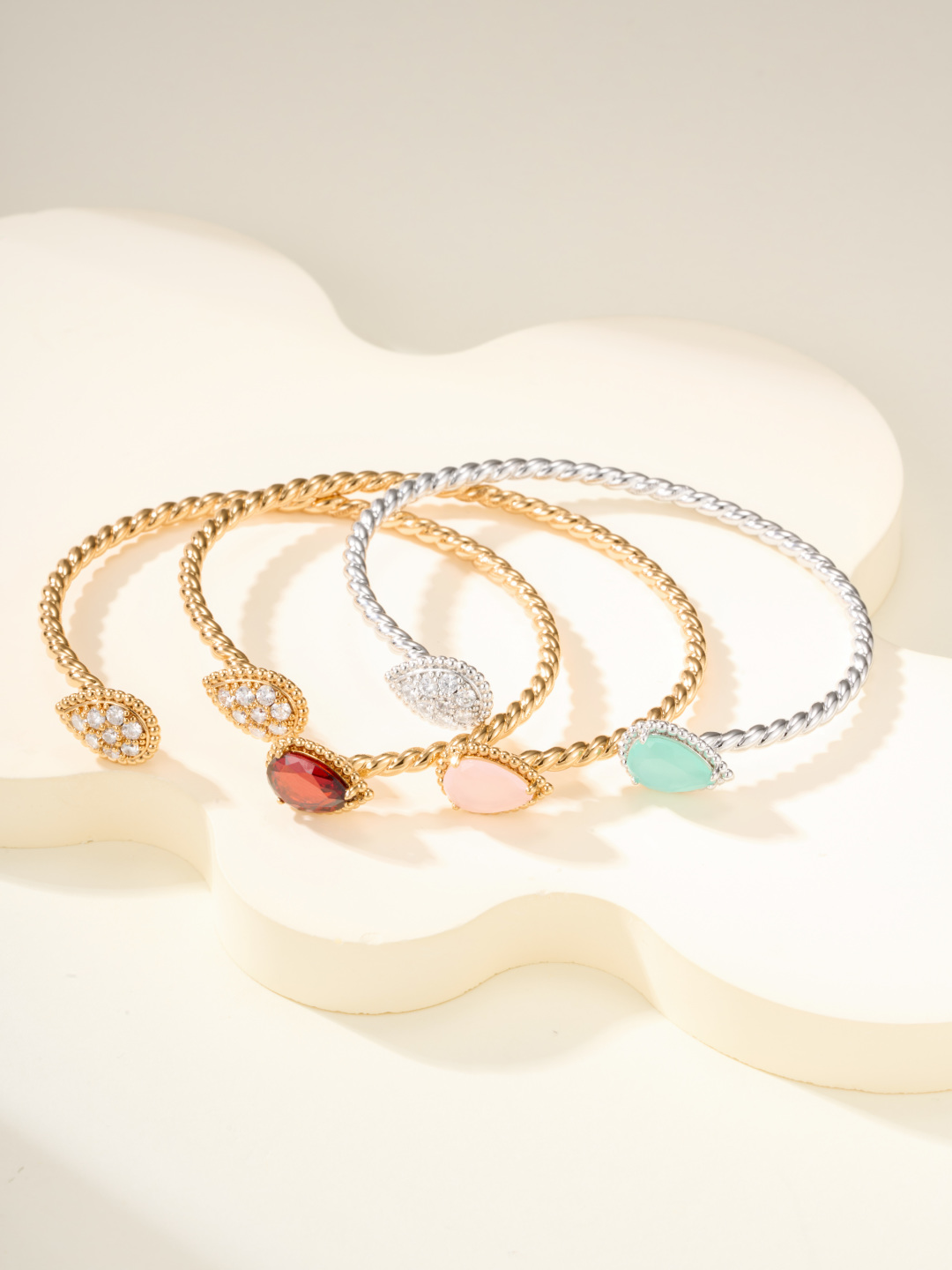 
Boucheron 推出「Serpent Bohème」系列新一季作品，延续极简抽象的水滴形蛇首元素。