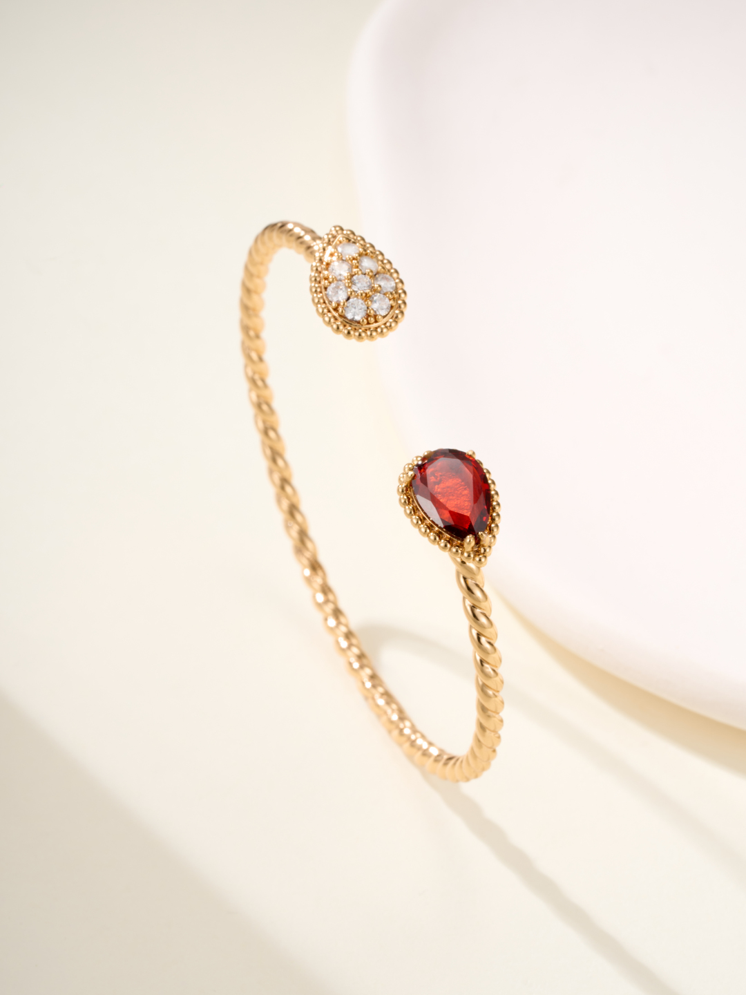 
Boucheron 推出「Serpent Bohème」系列新一季作品，延续极简抽象的水滴形蛇首元素。