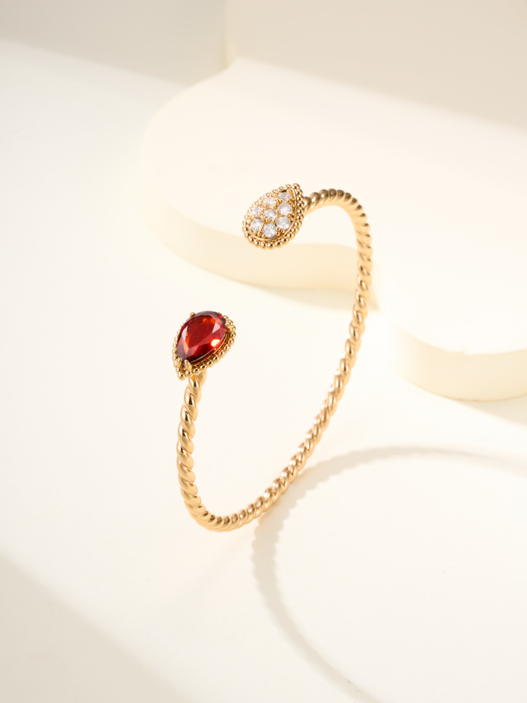 
Boucheron 推出「Serpent Bohème」系列新一季作品，延续极简抽象的水滴形蛇首元素。