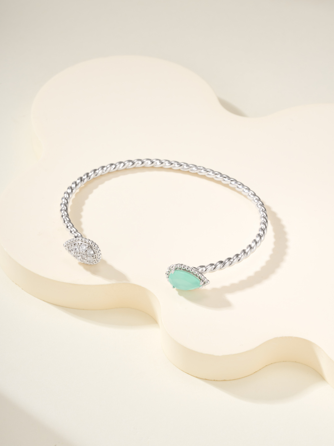 
Boucheron 推出「Serpent Bohème」系列新一季作品，延续极简抽象的水滴形蛇首元素。