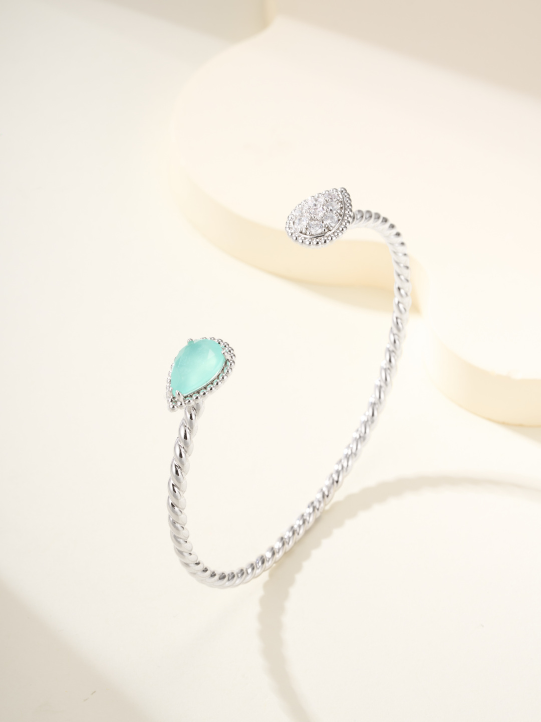
Boucheron 推出「Serpent Bohème」系列新一季作品，延续极简抽象的水滴形蛇首元素。
