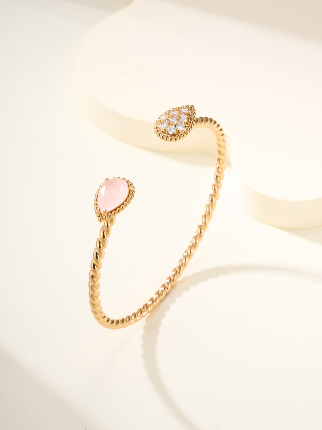 
Boucheron 推出「Serpent Bohème」系列新一季作品，延续极简抽象的水滴形蛇首元素。