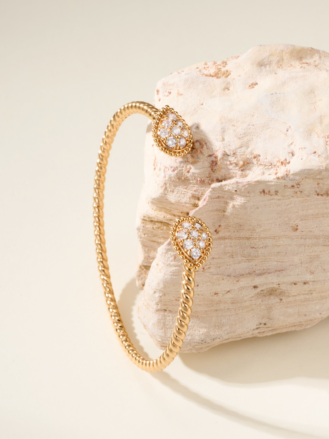 
Boucheron 推出「Serpent Bohème」系列新一季作品，延续极简抽象的水滴形蛇首元素。