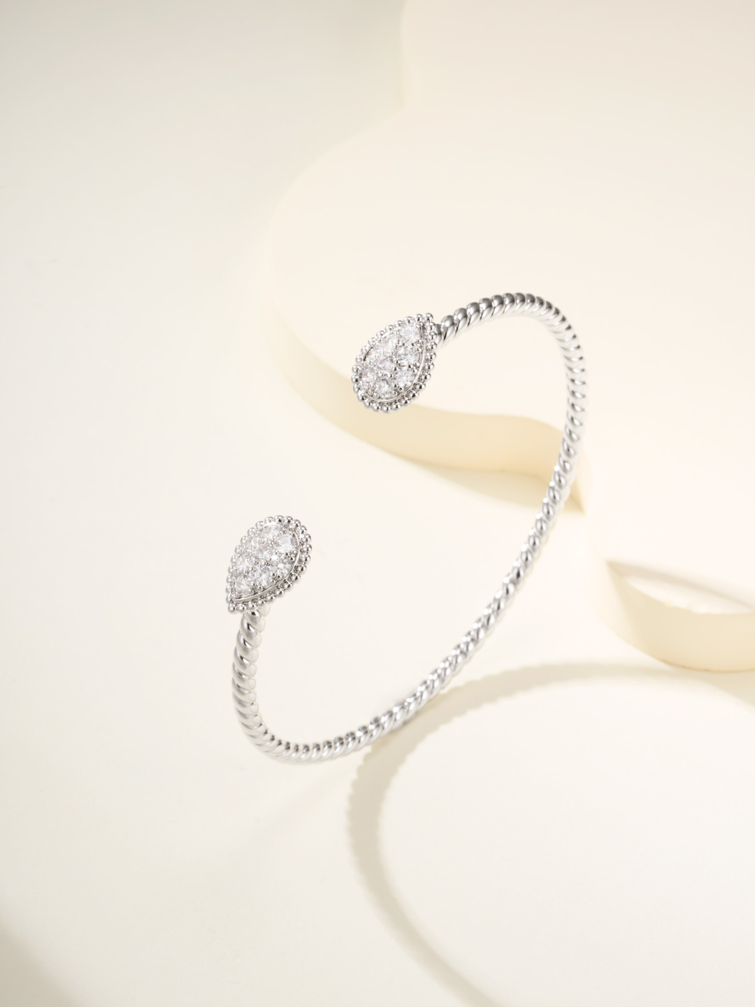 
Boucheron 推出「Serpent Bohème」系列新一季作品，延续极简抽象的水滴形蛇首元素。