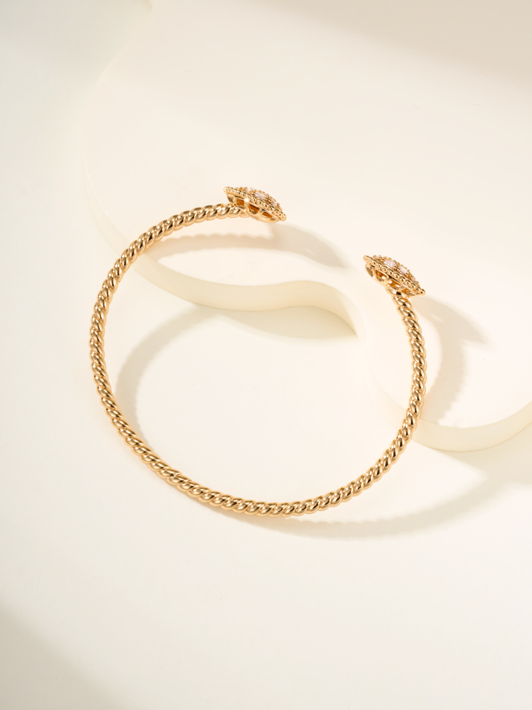 
Boucheron 推出「Serpent Bohème」系列新一季作品，延续极简抽象的水滴形蛇首元素。
