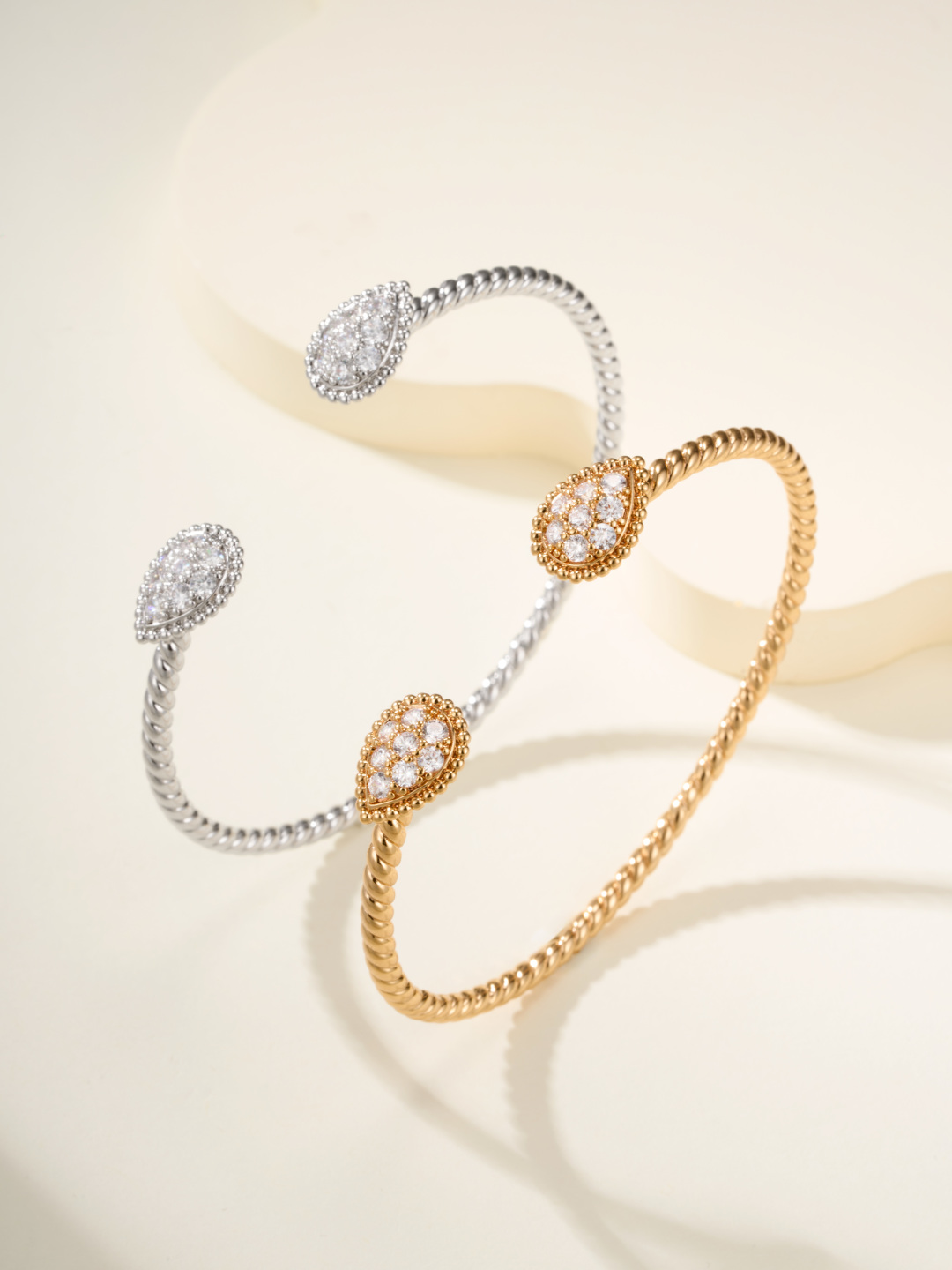 
Boucheron 推出「Serpent Bohème」系列新一季作品，延续极简抽象的水滴形蛇首元素。