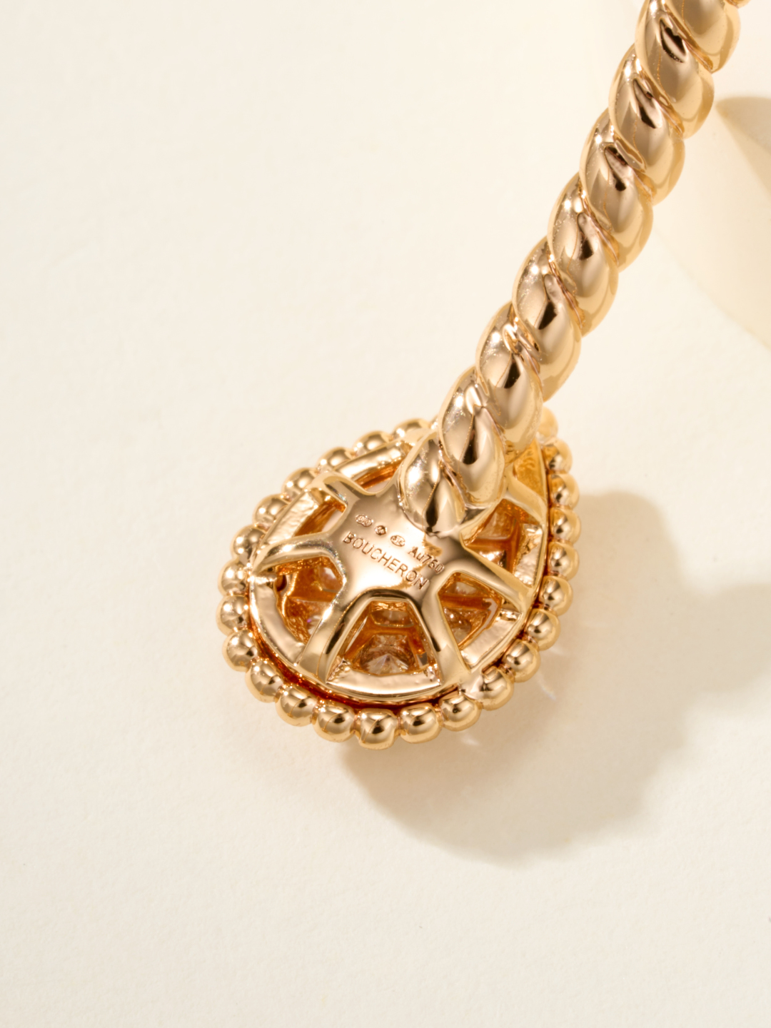 
Boucheron 推出「Serpent Bohème」系列新一季作品，延续极简抽象的水滴形蛇首元素。