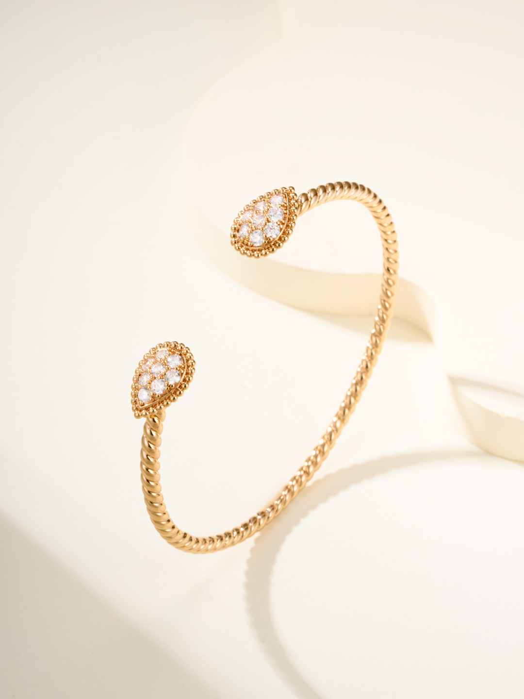 
Boucheron 推出「Serpent Bohème」系列新一季作品，延续极简抽象的水滴形蛇首元素。
