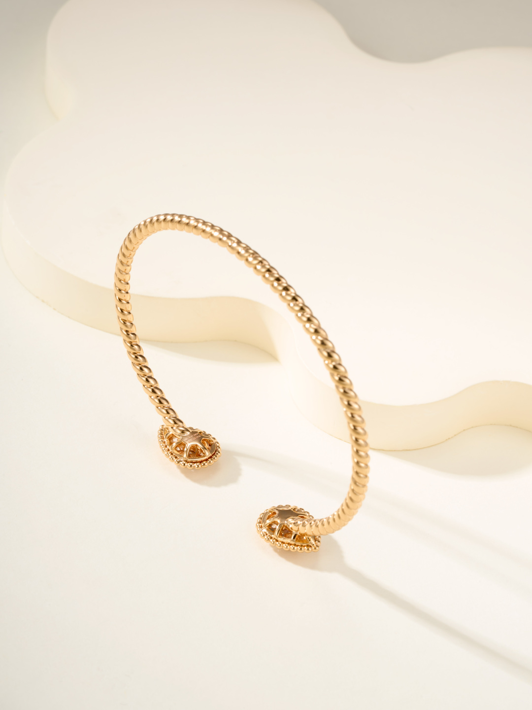 
Boucheron 推出「Serpent Bohème」系列新一季作品，延续极简抽象的水滴形蛇首元素。