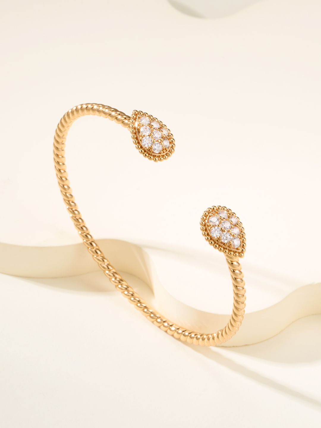 
Boucheron 推出「Serpent Bohème」系列新一季作品，延续极简抽象的水滴形蛇首元素。