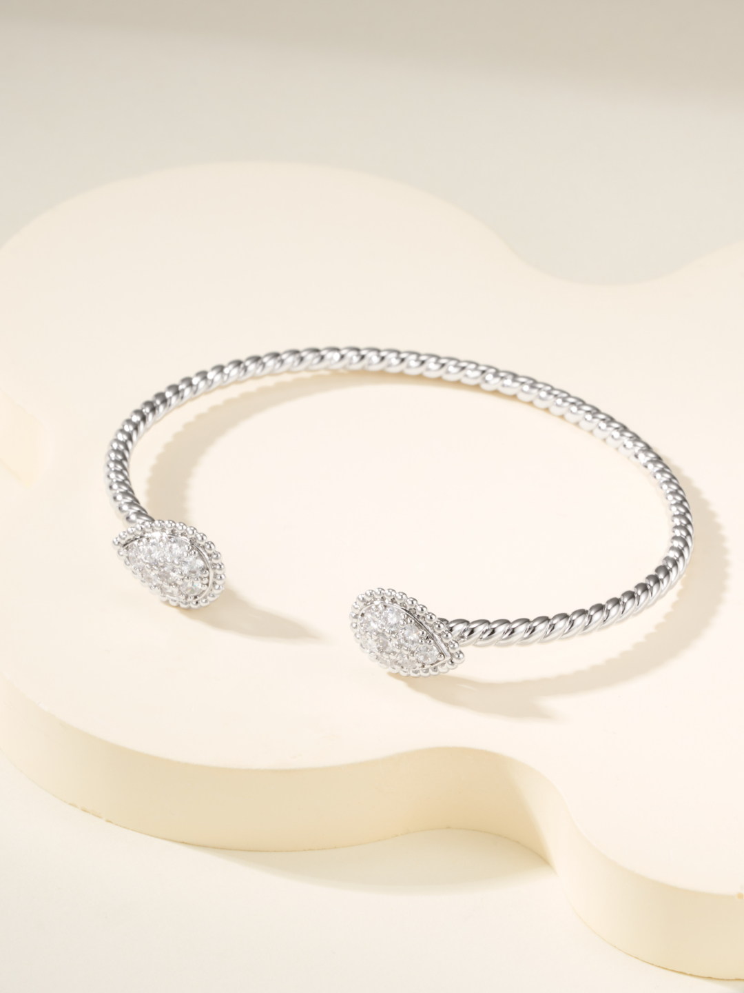 
Boucheron 推出「Serpent Bohème」系列新一季作品，延续极简抽象的水滴形蛇首元素。