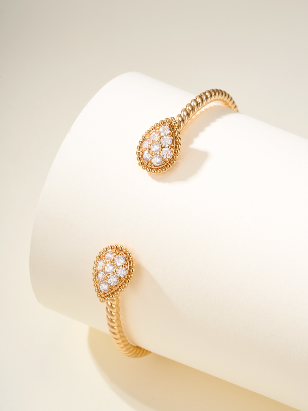 
Boucheron 推出「Serpent Bohème」系列新一季作品，延续极简抽象的水滴形蛇首元素。