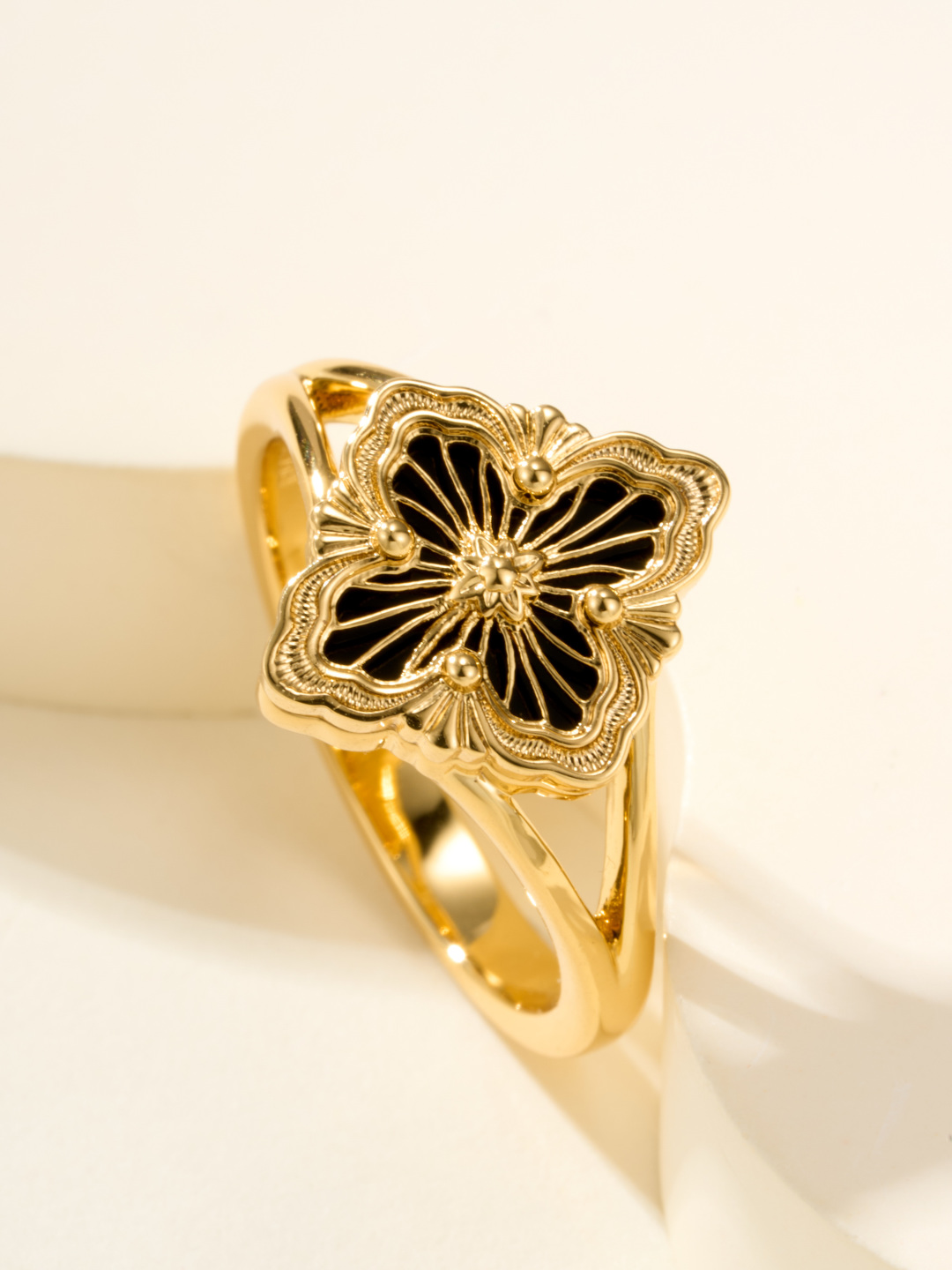 
Buccellati｜歌剧院黑玛瑙小号戒指（尺寸5678号）
经典的Opera Tulle系列珠罗纱工