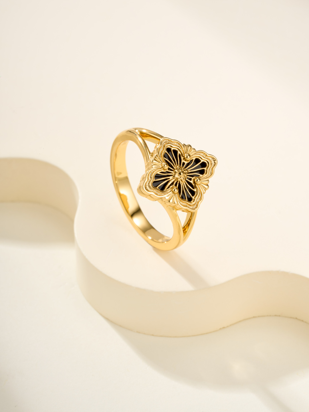 
Buccellati｜歌剧院黑玛瑙小号戒指（尺寸5678号）
经典的Opera Tulle系列珠罗纱工