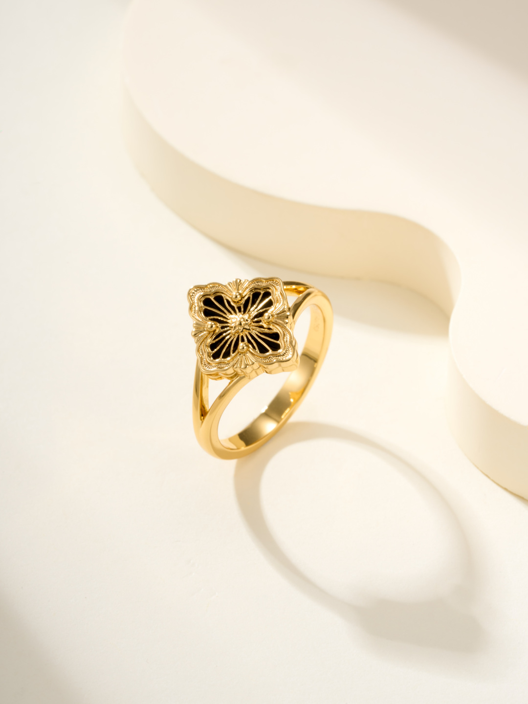 
Buccellati｜歌剧院黑玛瑙小号戒指（尺寸5678号）
经典的Opera Tulle系列珠罗纱工