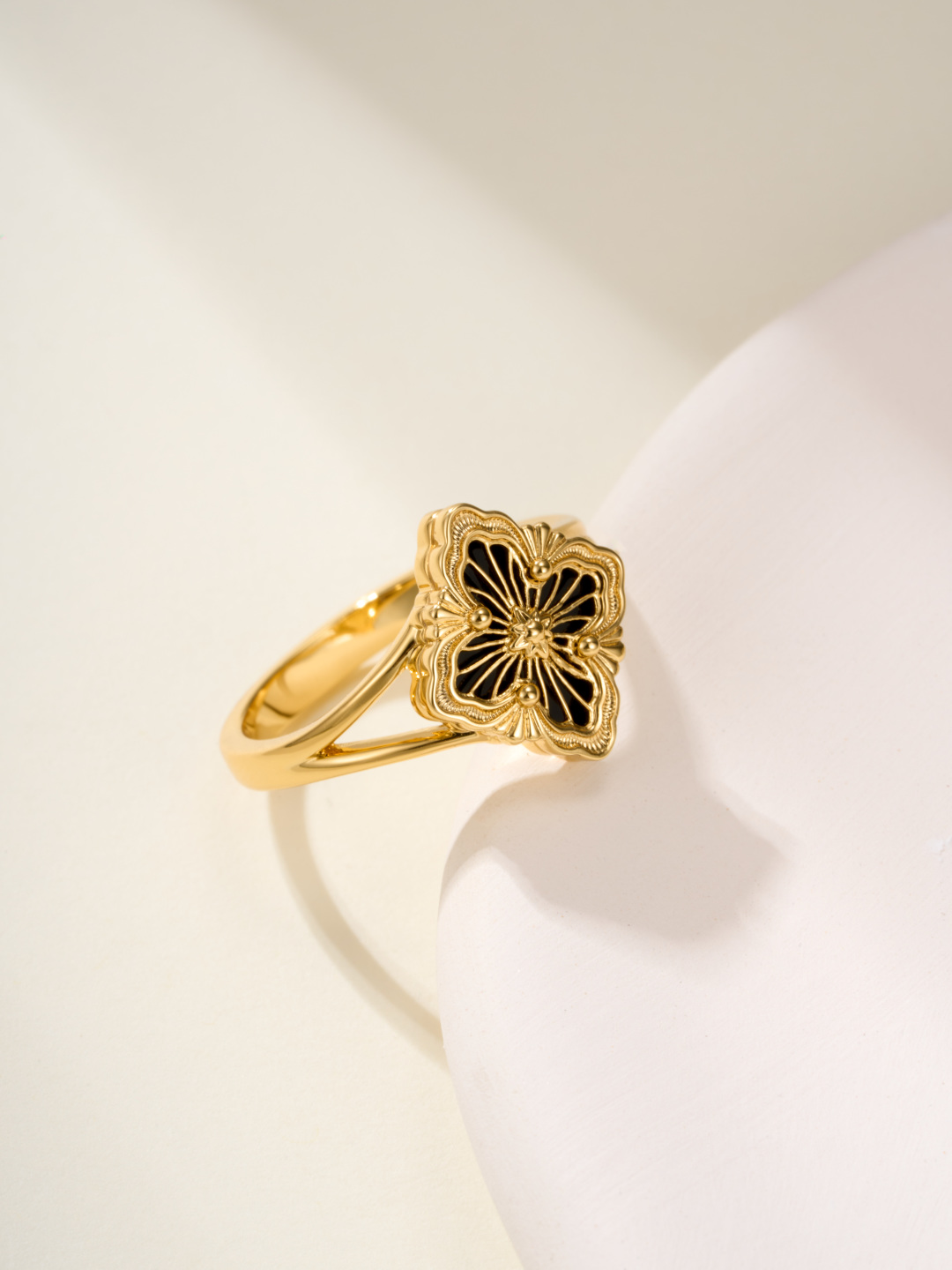
Buccellati｜歌剧院黑玛瑙小号戒指（尺寸5678号）
经典的Opera Tulle系列珠罗纱工