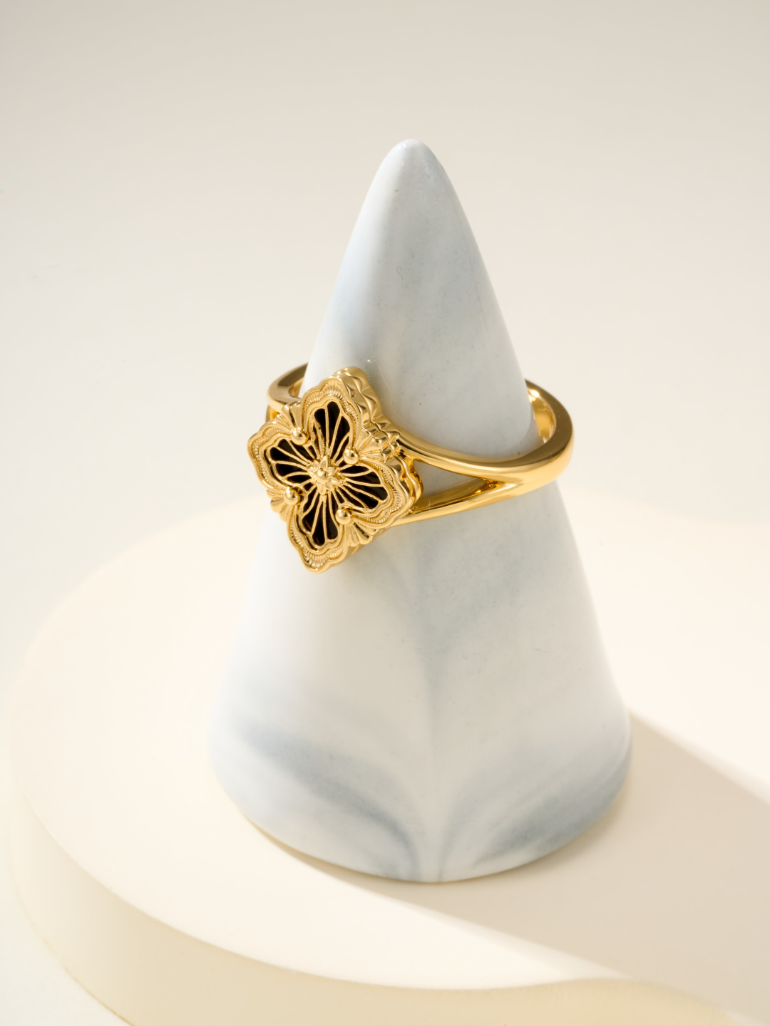 
Buccellati｜歌剧院黑玛瑙小号戒指（尺寸5678号）
经典的Opera Tulle系列珠罗纱工