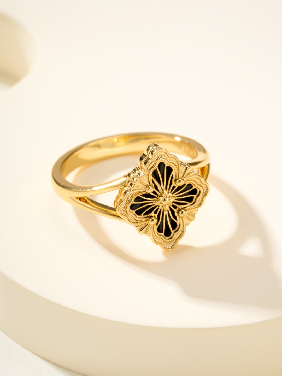
Buccellati｜歌剧院黑玛瑙小号戒指（尺寸5678号）
经典的Opera Tulle系列珠罗纱工