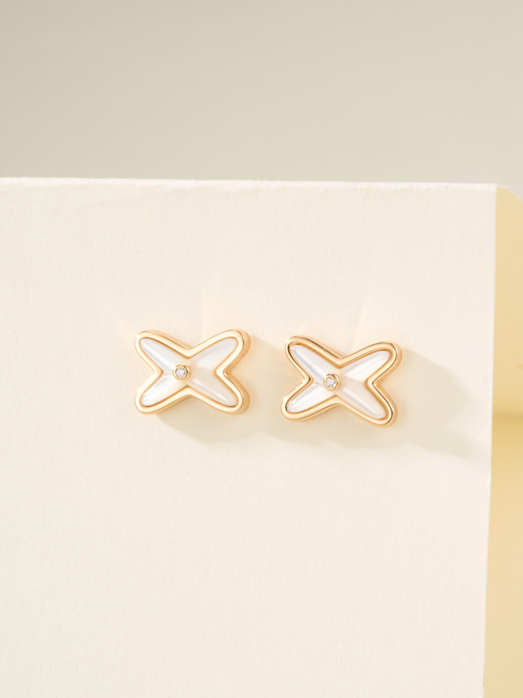 “Wholesale Prices for Peacock Stone and Other Stones, Classic White Beacon Ear Nails” - 图片 4