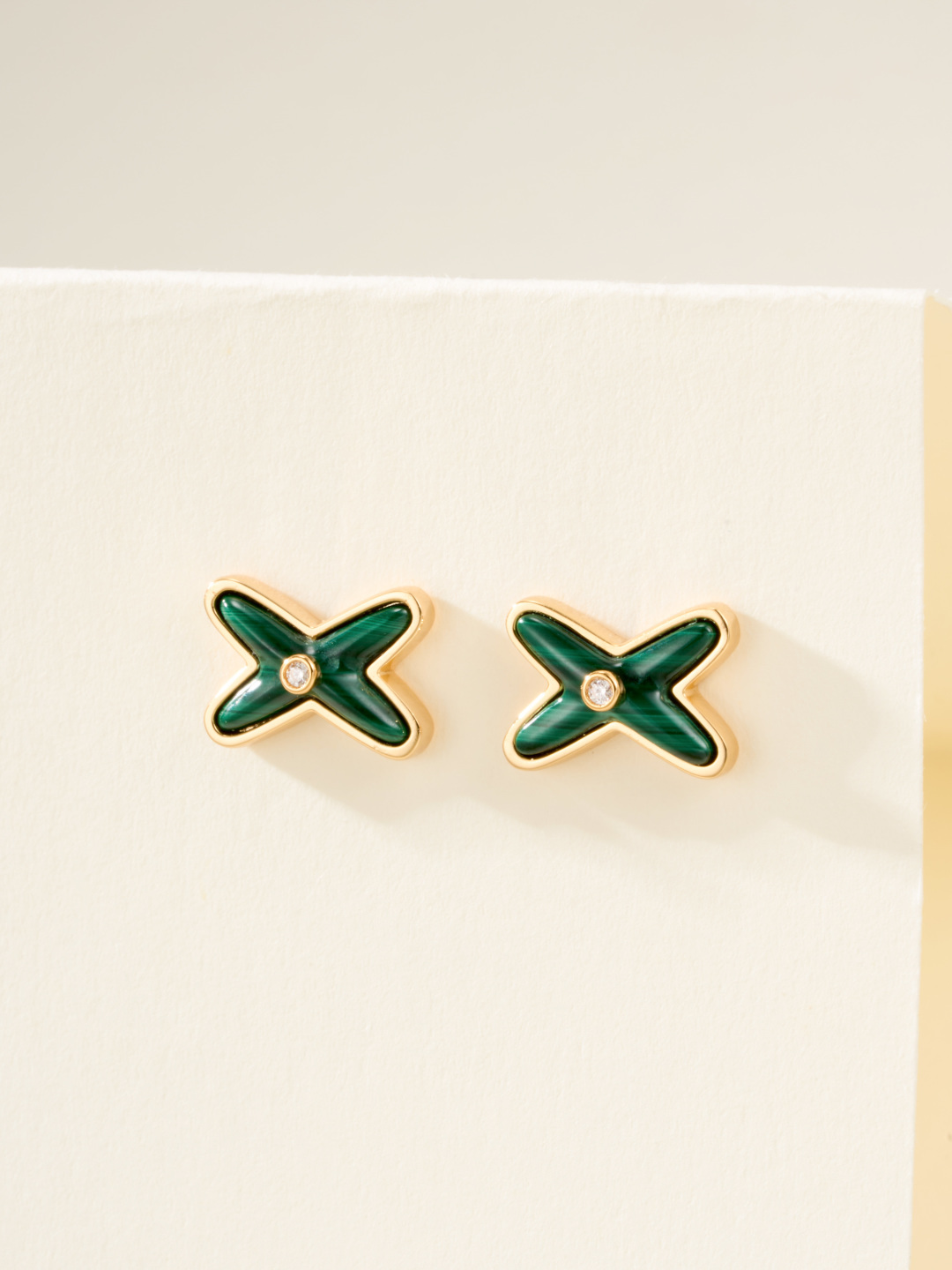 “Wholesale Prices for Peacock Stone and Other Stones, Classic White Beacon Ear Nails” - 图片 5