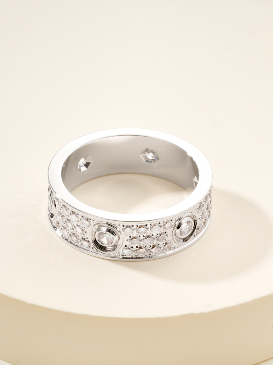 批发价
奢品推荐 love 宽版六钻满天星对戒💍（尺寸56789美号）
✨现在的情侣十有八九都会选择lo